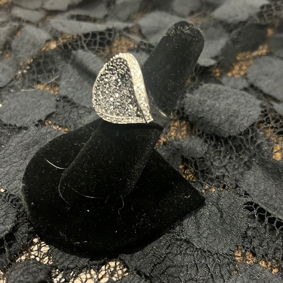 Lia Sophia ring size 6 - Picture 2 of 3